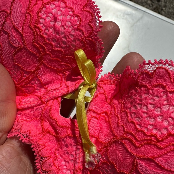 Victoria’s Secret Lace Padded Bra with Swarovski crystal bow Size 34B VS Bra - Picture 7 of 8